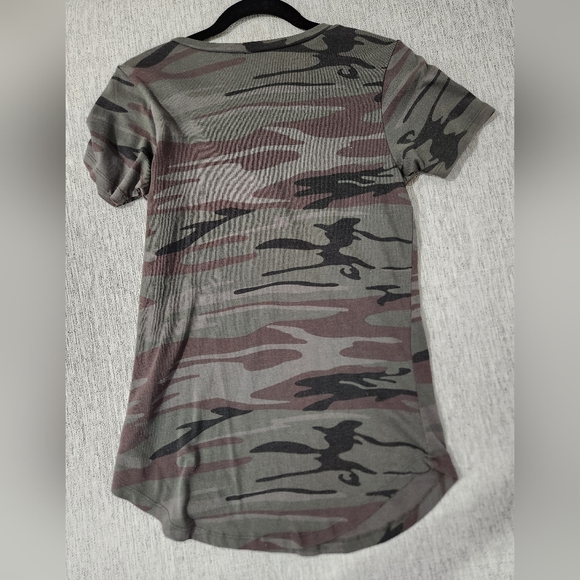 Tee - Picture 4 of 5